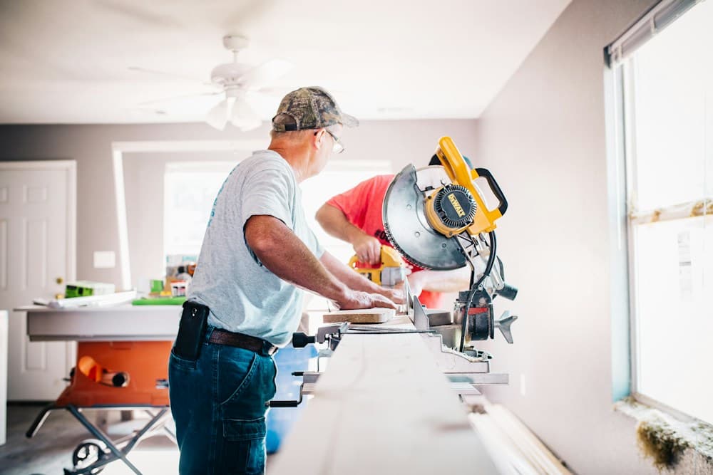 Ein Handwerker bei der Arbeit in einem hellen Zuhause